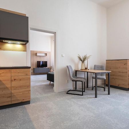 Alure Residences 10 - 24H Self Check-In & Private Parking Next To The Apartment Building Included, City Center Right On Snp Square In A Quiet Passage, New Building, Best Deal In Town バンスカー・ビストリツァ エクステリア 写真
